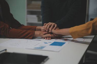 Birlikte çalışmak için el ele tutuşun, iş ve hizmet için el ele tutuşun, gönüllü ya da takım çalışması yapın. Toplumun ve hayırseverliğin kavramsal bağlantısı. İş gücü katılımı grubu.