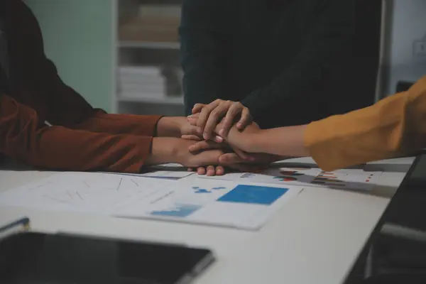 Birlikte çalışmak için el ele tutuşun, iş ve hizmet için el ele tutuşun, gönüllü ya da takım çalışması yapın. Toplumun ve hayırseverliğin kavramsal bağlantısı. İş gücü katılımı grubu.
