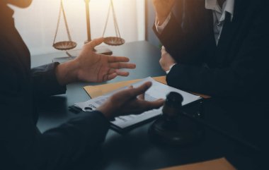 Hukuk teması, hakimin tokmağı, avukat infaz memurları, mahkemede dikkate alınan kanıtlara dayalı davalar, yasalar.