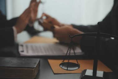 Hukuk teması, hakimin tokmağı, avukat infaz memurları, mahkemede dikkate alınan kanıtlara dayalı davalar, yasalar.