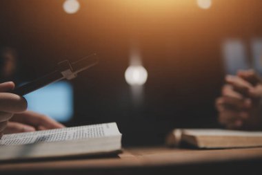 Hıristiyan grup İncil 'le Tanrı' ya dua ediyor ve İncil 'i paylaşıyorlar. Tanrı için inanç kavramı.