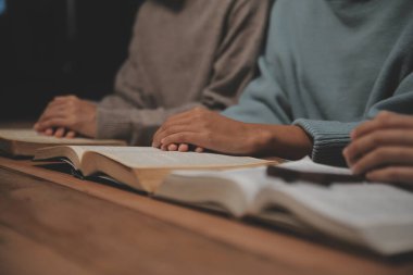 Hıristiyan grup İncil 'le Tanrı' ya dua ediyor ve İncil 'i paylaşıyorlar. Tanrı için inanç kavramı.