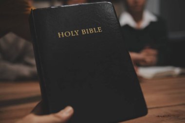 Hıristiyan grup İncil 'le Tanrı' ya dua ediyor ve İncil 'i paylaşıyorlar. Tanrı için inanç kavramı.