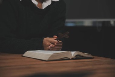 Hıristiyan grup İncil 'le Tanrı' ya dua ediyor ve İncil 'i paylaşıyorlar. Tanrı için inanç kavramı.