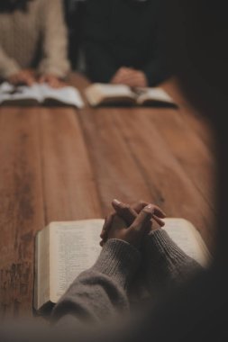 Hıristiyan grup İncil 'le Tanrı' ya dua ediyor ve İncil 'i paylaşıyorlar. Tanrı için inanç kavramı.