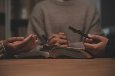Hıristiyan grup İncil 'le Tanrı' ya dua ediyor ve İncil 'i paylaşıyorlar. Tanrı için inanç kavramı.