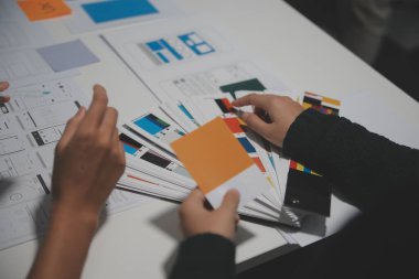 Ofisteki profesyonel iç mimar, yakın plan.