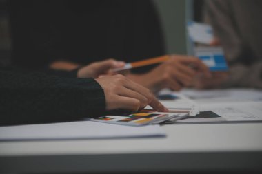 Ofisteki profesyonel iç mimar, yakın plan.