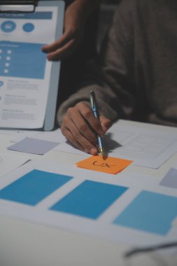 Ofisteki profesyonel iç mimar, yakın plan.