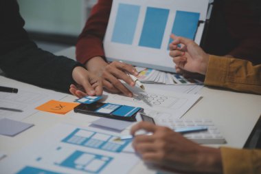 Ofisteki profesyonel iç mimar, yakın plan.