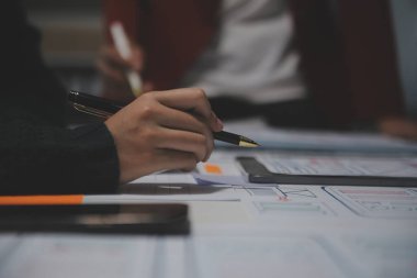 Ofisteki profesyonel iç mimar, yakın plan.