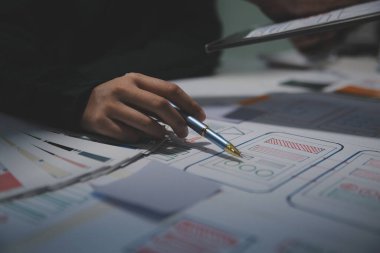 Ofisteki profesyonel iç mimar, yakın plan.