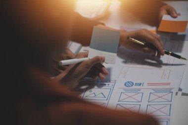 Ofisteki profesyonel iç mimar, yakın plan.