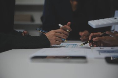 Ofisteki profesyonel iç mimar, yakın plan.