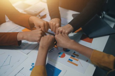 Birlikte çalışmak için el ele tutuşun, iş ve hizmet için el ele tutuşun, gönüllü ya da takım çalışması yapın. Toplumun ve hayırseverliğin kavramsal bağlantısı. İş gücü katılımı grubu.