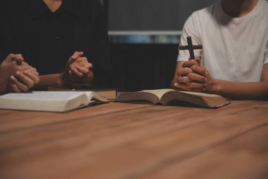 Hıristiyan grup İncil 'le Tanrı' ya dua ediyor ve İncil 'i paylaşıyorlar. Tanrı için inanç kavramı.