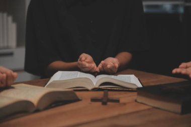 Hıristiyan grup İncil 'le Tanrı' ya dua ediyor ve İncil 'i paylaşıyorlar. Tanrı için inanç kavramı.