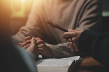 Hıristiyan grup İncil 'le Tanrı' ya dua ediyor ve İncil 'i paylaşıyorlar. Tanrı için inanç kavramı.