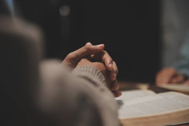Hıristiyan grup İncil 'le Tanrı' ya dua ediyor ve İncil 'i paylaşıyorlar. Tanrı için inanç kavramı.
