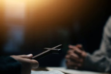 Hıristiyan grup İncil 'le Tanrı' ya dua ediyor ve İncil 'i paylaşıyorlar. Tanrı için inanç kavramı.