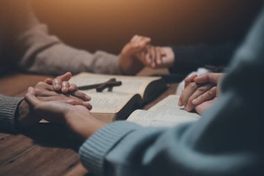 Hıristiyan grup İncil 'le Tanrı' ya dua ediyor ve İncil 'i paylaşıyorlar. Tanrı için inanç kavramı.