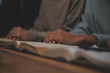 Hıristiyan grup İncil 'le Tanrı' ya dua ediyor ve İncil 'i paylaşıyorlar. Tanrı için inanç kavramı.
