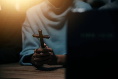 Hıristiyan grup İncil 'le Tanrı' ya dua ediyor ve İncil 'i paylaşıyorlar. Tanrı için inanç kavramı.