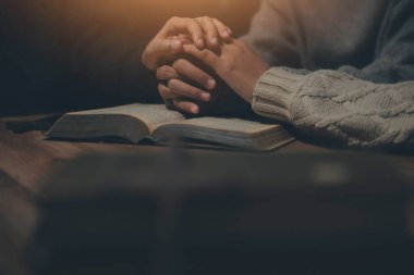 Hıristiyan grup İncil 'le Tanrı' ya dua ediyor ve İncil 'i paylaşıyorlar. Tanrı için inanç kavramı.