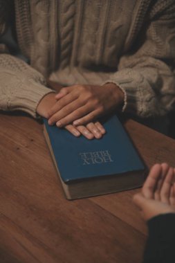 Hıristiyan grup İncil 'le Tanrı' ya dua ediyor ve İncil 'i paylaşıyorlar. Tanrı için inanç kavramı.