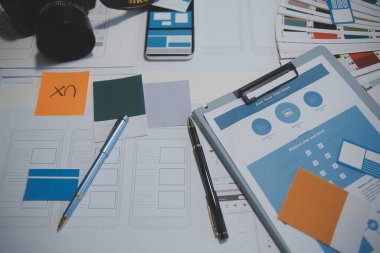 Ofisteki profesyonel iç mimar, yakın plan.