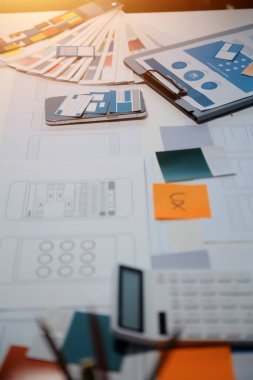 Ofisteki profesyonel iç mimar, yakın plan.