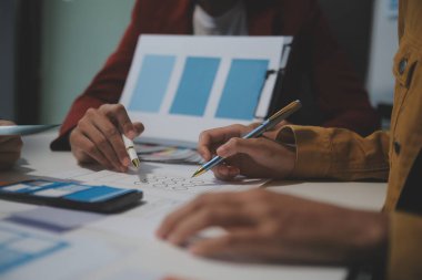 Ofisteki profesyonel iç mimar, yakın plan.