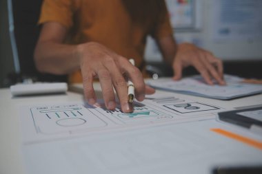 Ofisteki profesyonel iç mimar, yakın plan.