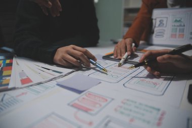 Ofisteki profesyonel iç mimar, yakın plan.