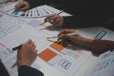 Ofisteki profesyonel iç mimar, yakın plan.