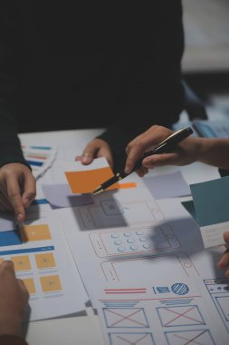 Ofisteki profesyonel iç mimar, yakın plan.