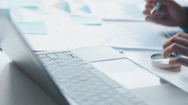 Modern ofiste proje üzerinde çalışan iş adamlarının imajını kapat.