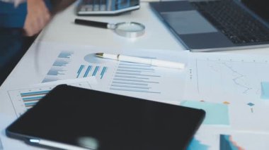 İş adamları ofiste tartışıyor ve çalışıyor.