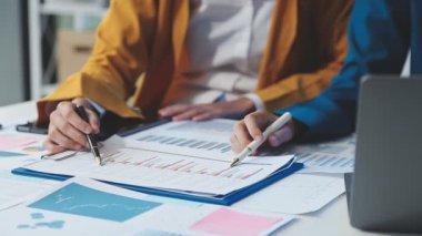 İş ekibi toplantısı ve beyin fırtınası.