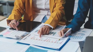 Mali çizelgeleri tartışırken iş adamları