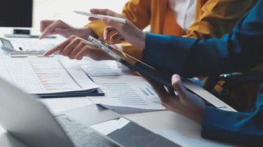 Modern bir odada dizüstü bilgisayarda çalışan iş adamları..