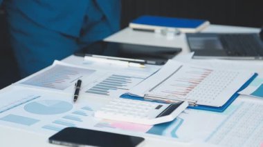 İş ekibi ofiste yeni projeyi tartışıyor.