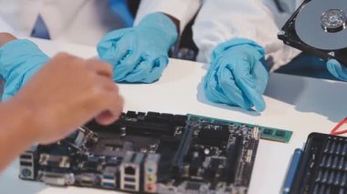 Bilgisayarı tamir eden teknisyen.