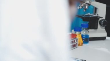 Laboratuvarda çalışan bilim adamı. Laboratuvarda bilimsel deney.