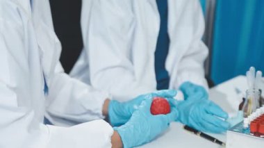 Laboratuvar asistanı laboratuvarda kan örneği test ediyor..