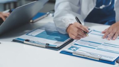 Klinikteki bilgisayarla aynı masada çalışan bir doktor. sağlık hizmeti kavramı.