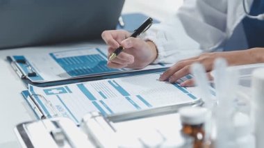 İş ekibi laptopla çalışıyor ve bir raporu analiz ediyor.