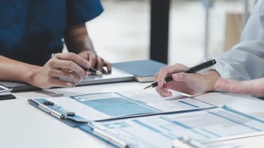 bir grup iş adamı finansal analiz ve planı tartışıyor.