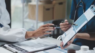 Doktor panoya yazı yazıyor.