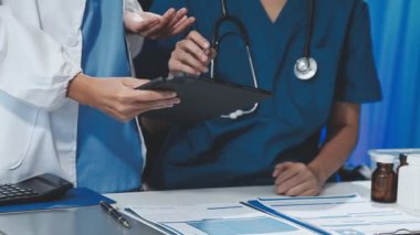 Elinde tabletle bir doktor..